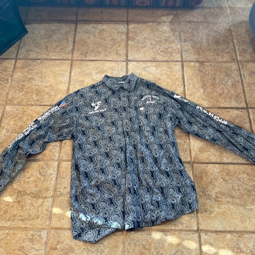 Cinch button down Large - Picture 2 of 3